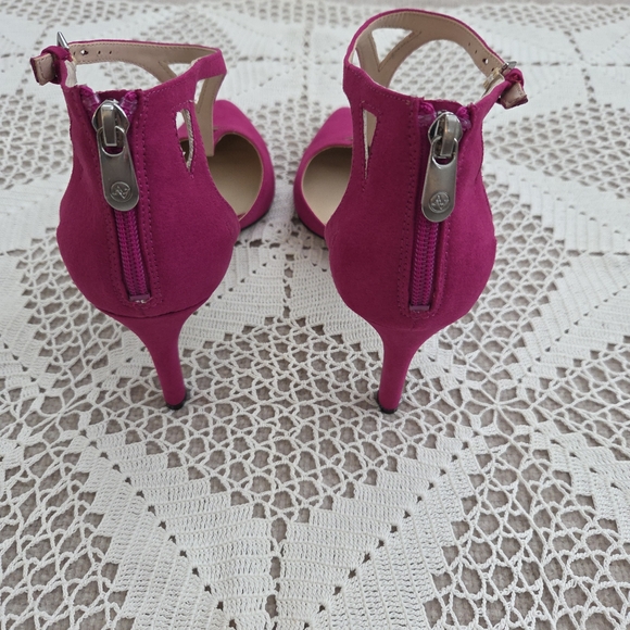 Adrienne Vittadini Futchsia Suede T Strap Heels Size 10 - Picture 6 of 8